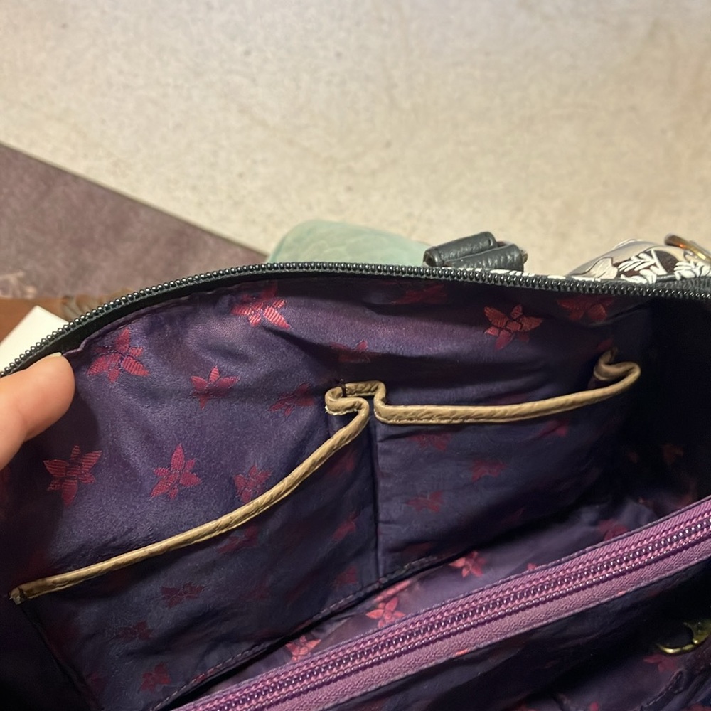 Anushka zip around satchel Cleopatra’s leopard - Picture 6 of 16